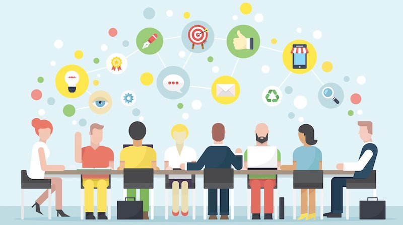 Equipo de trabajo colaborando con herramientas modernas